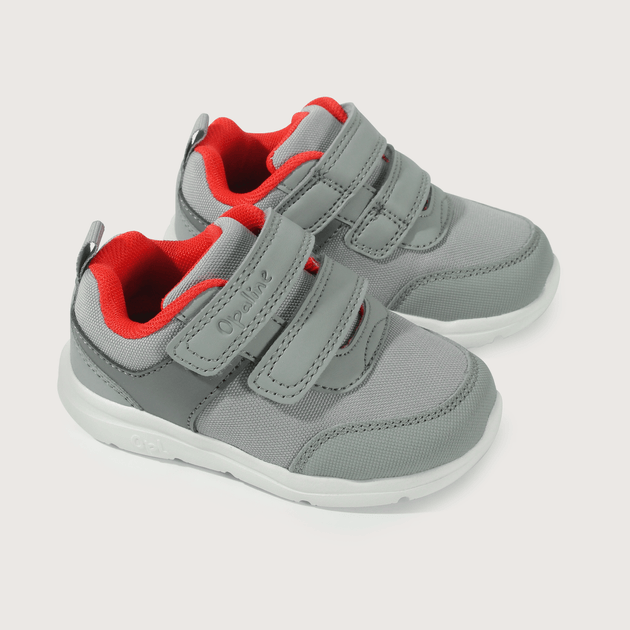 Zapatilla gris de niño con velcros para caminantes