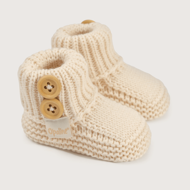 Pantufla beige con botones para bebé