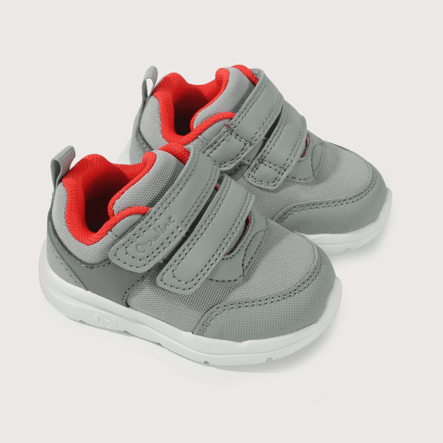 Zapatilla deportiva gris de niño con velcros