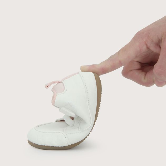 Zapatilla ultra flexible blanca de niña