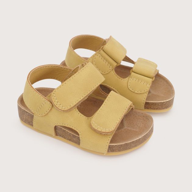 Sandalia mostaza de niño